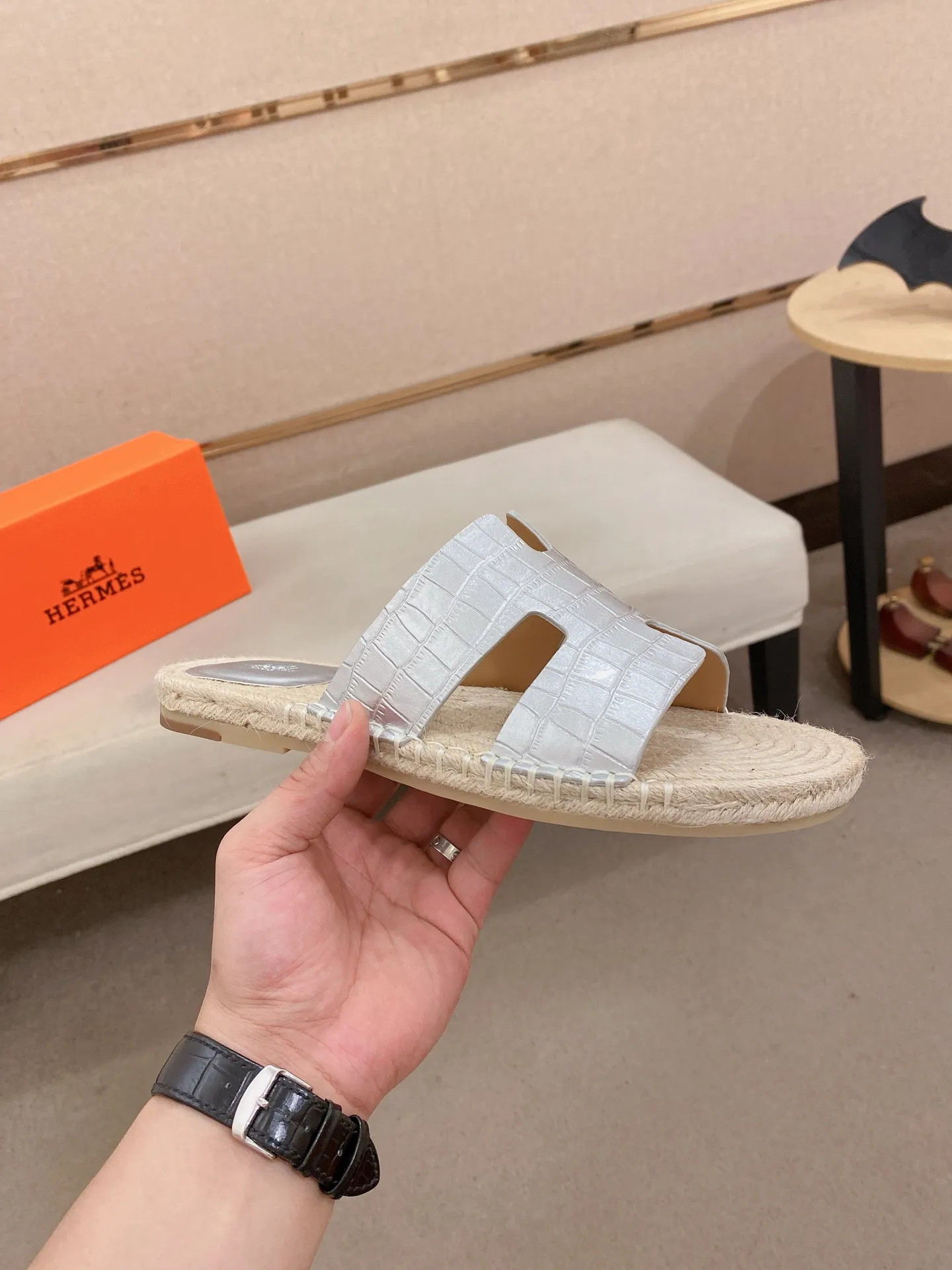 Factory price: 340💰high-end version. "HERMES" Hermès 💁♂️Men's casual slippers, compare the quality at the counter🧚🏿♂️ The upper is made of cowhide leather 🐊crocodile pattern workmanship, purely hand-drawn, raw rubber breathable and non-slip outsole, the inner is breathable and comfortable lambskin, the density is 100% comfortable, the original rubber outsole is wear-resistant and has a code number of 38-44. Can be customized 45-46-47💥🏆